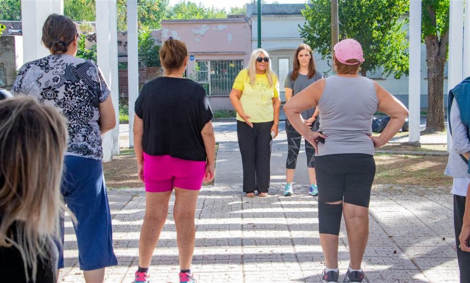 Adultos Mayores Actividades en plazas 3 scaled