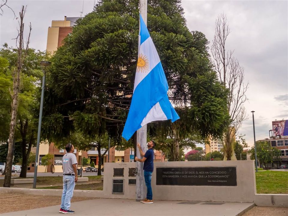 Bandera Plaza Veteranos de Malvinas 1 scaled