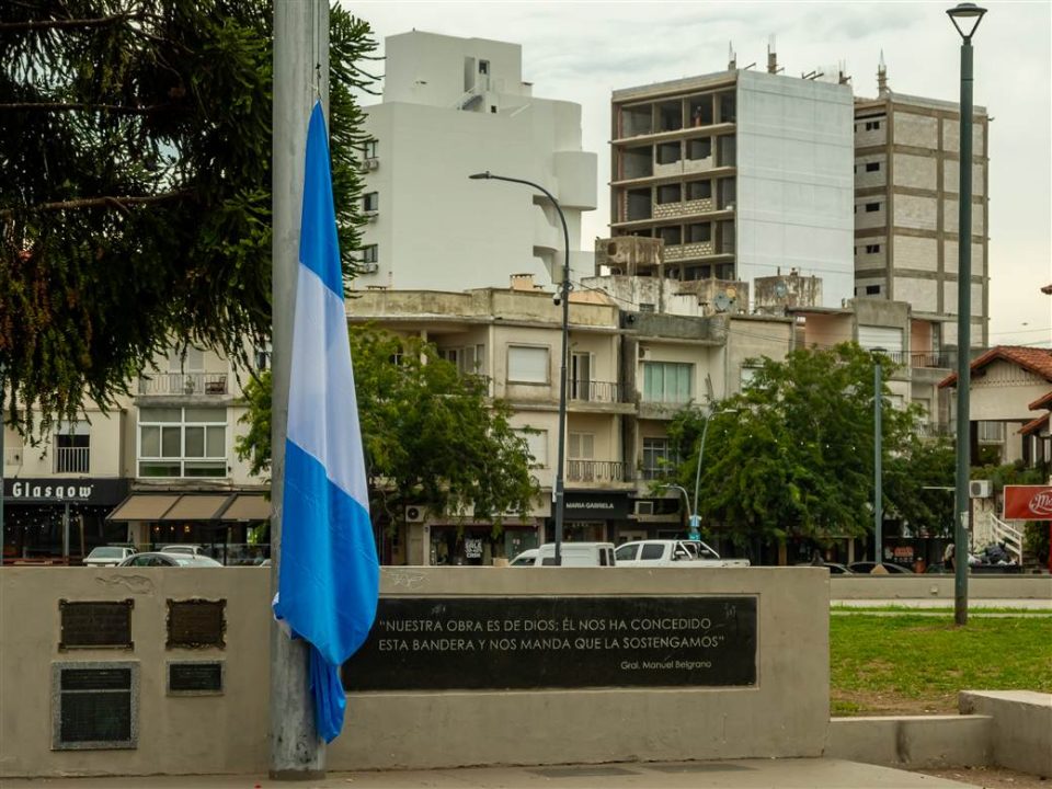 Bandera Plaza Veteranos de Malvinas 3 scaled