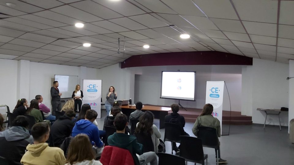 alumnos de sexto ano visitan el club de emprendedores 1 scaled