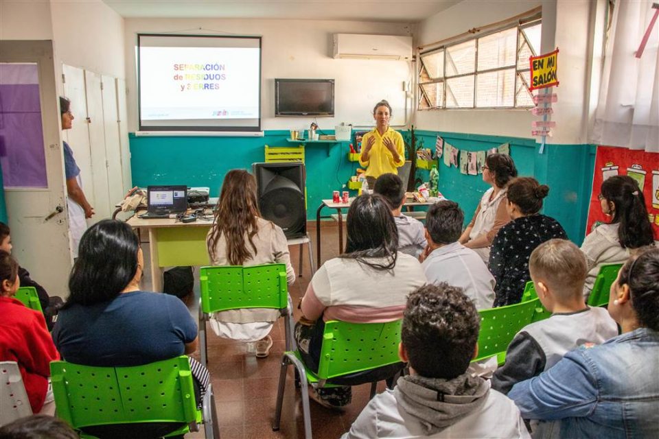 charla medio ambiente en escuela 501 scaled