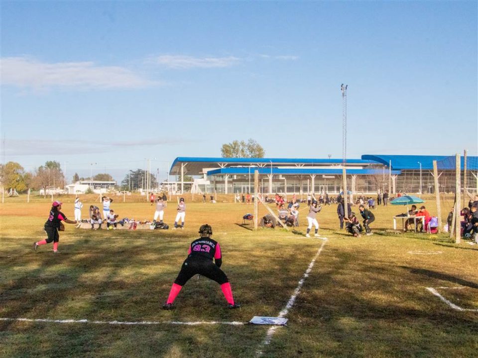 deportes softbol femenino 1 1 scaled