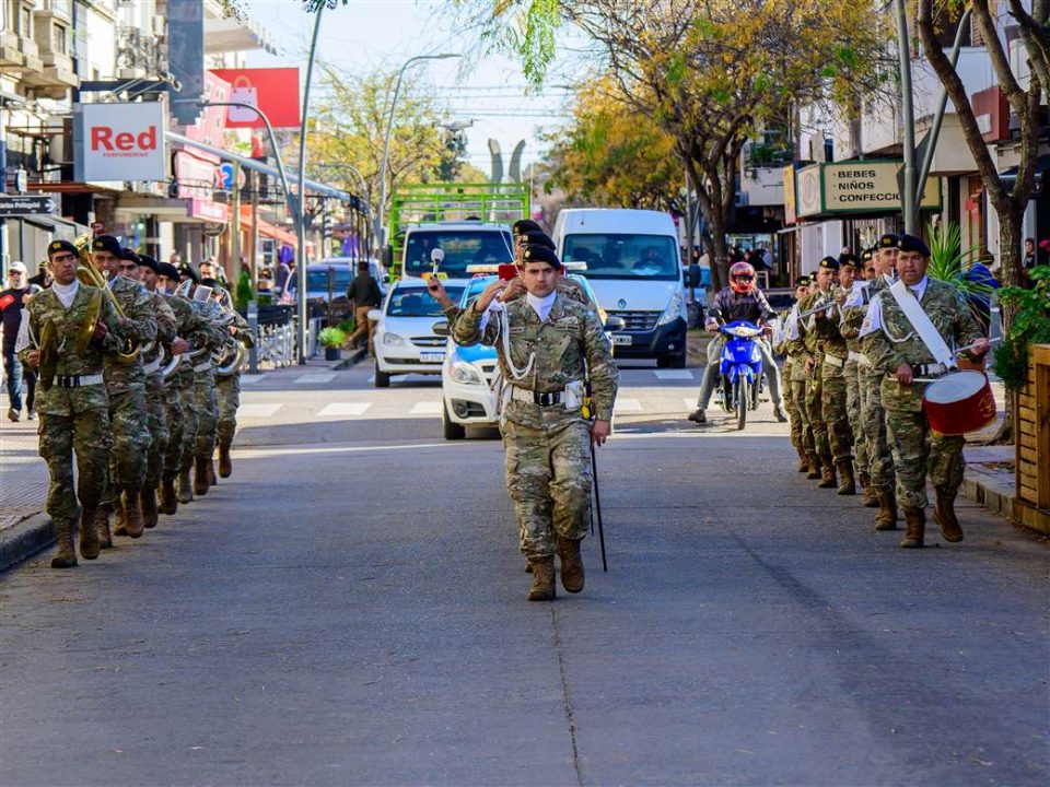 dia de la escarapela accion conjunta banda militar curupayti y municipio 1 scaled