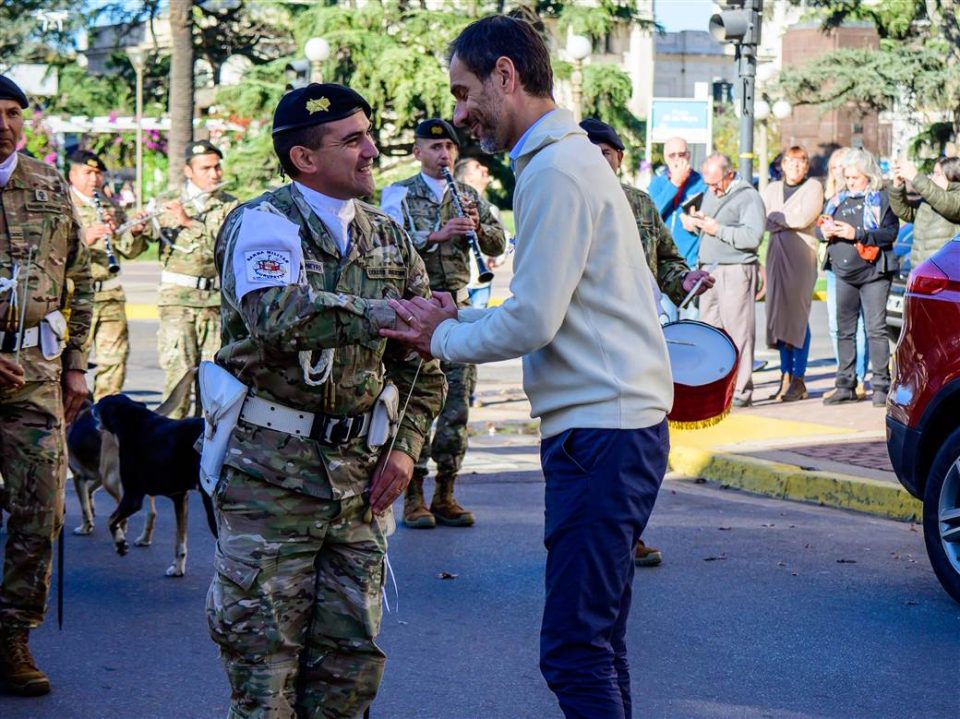 dia de la escarapela accion conjunta banda militar curupayti y municipio 3 scaled