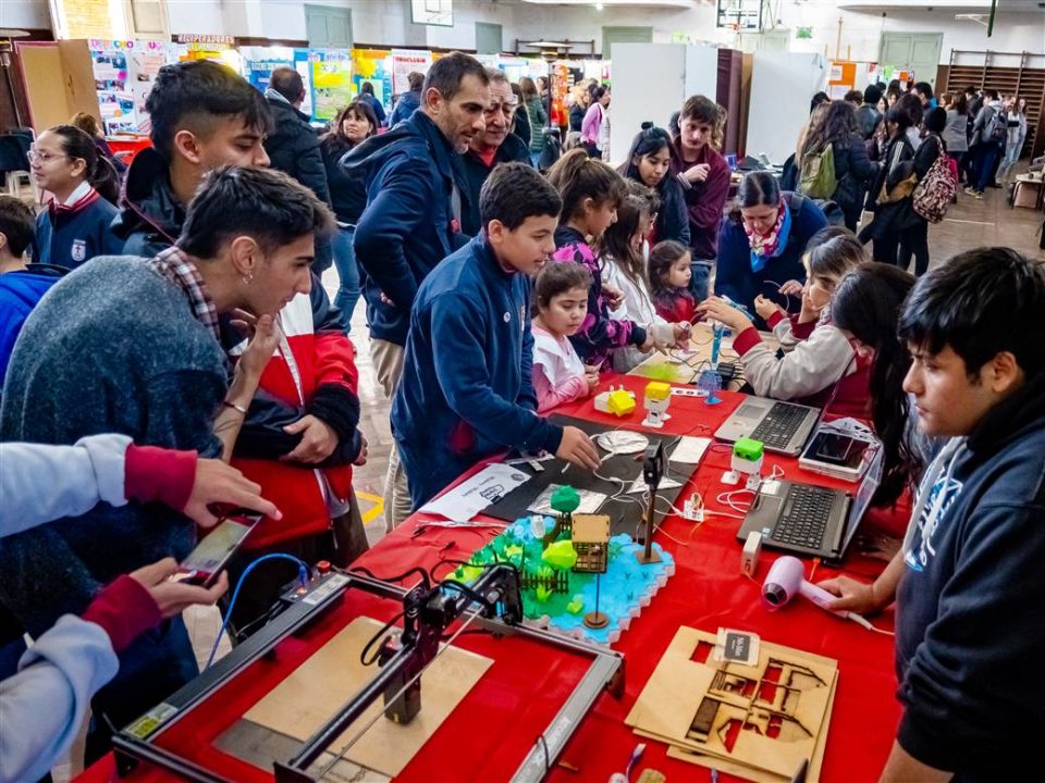 educacion petrecca recorrio la feria de ciencias 6 scaled