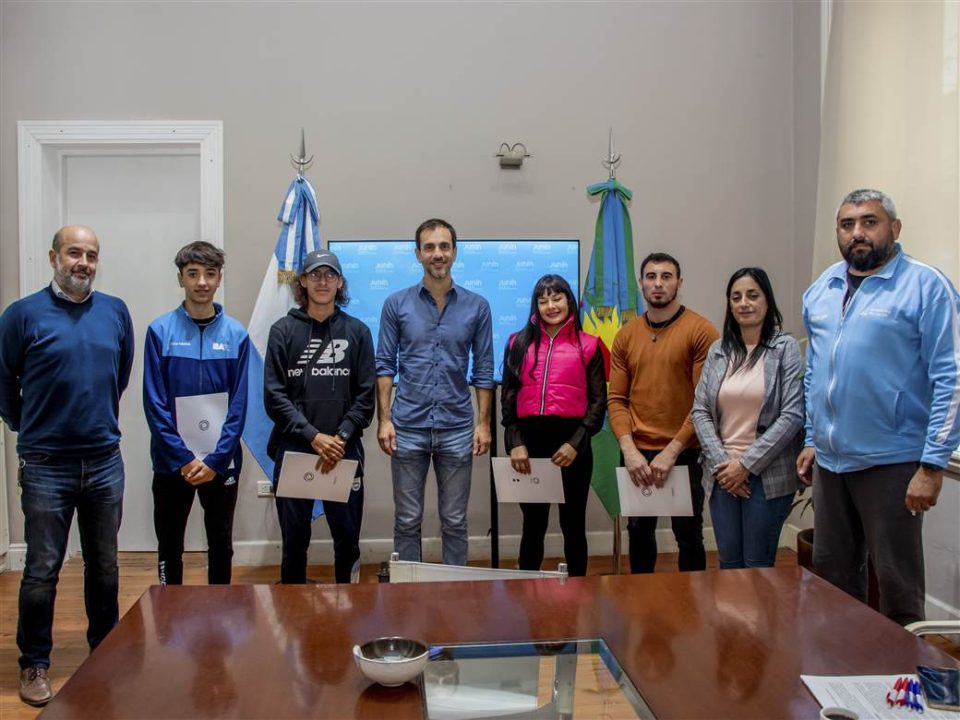 grupo junin y municipio entrega de becas a deportistas 1 scaled