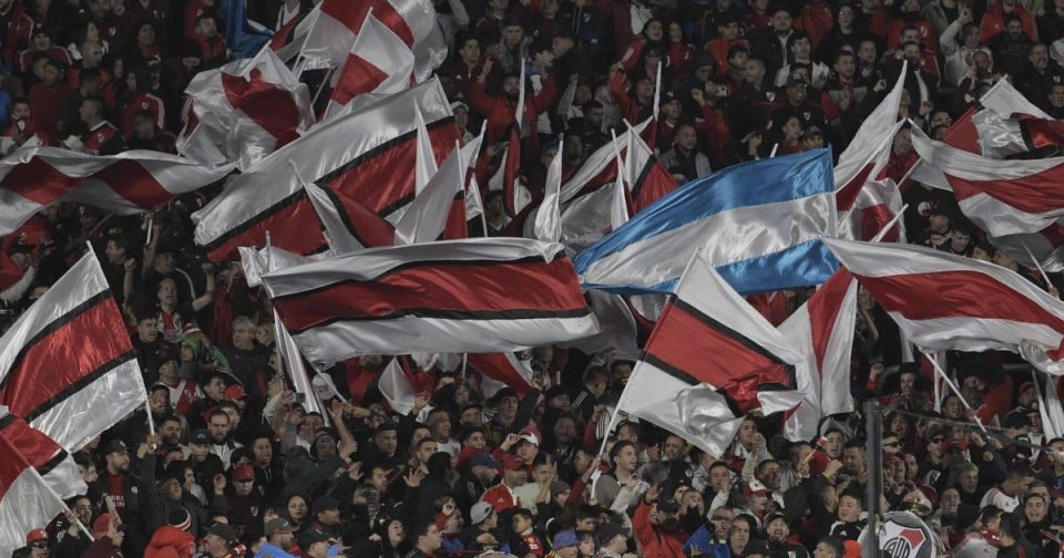 hinchada de river scaled