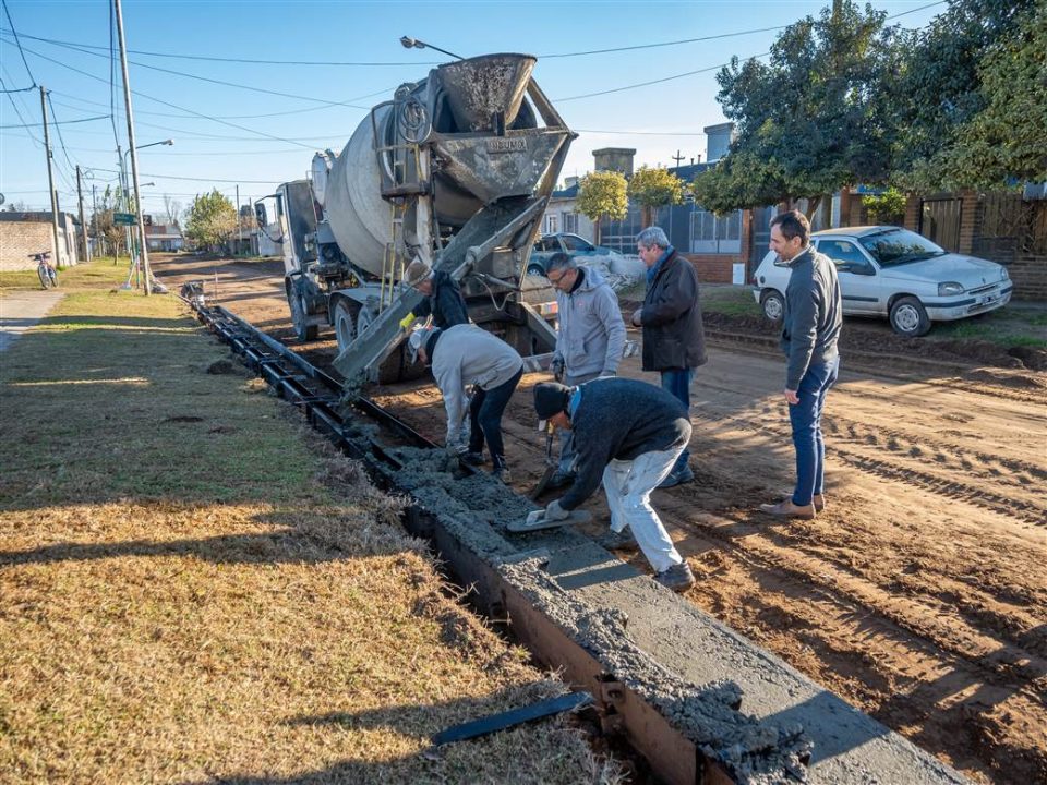 obras publicas cordon cuneta en bicentenario 2 scaled