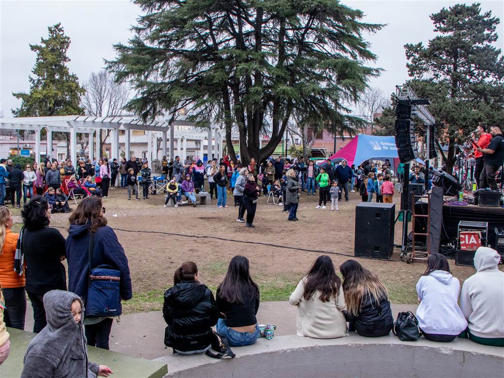 festejos dia del amigo en plaza sarmiento 3 1