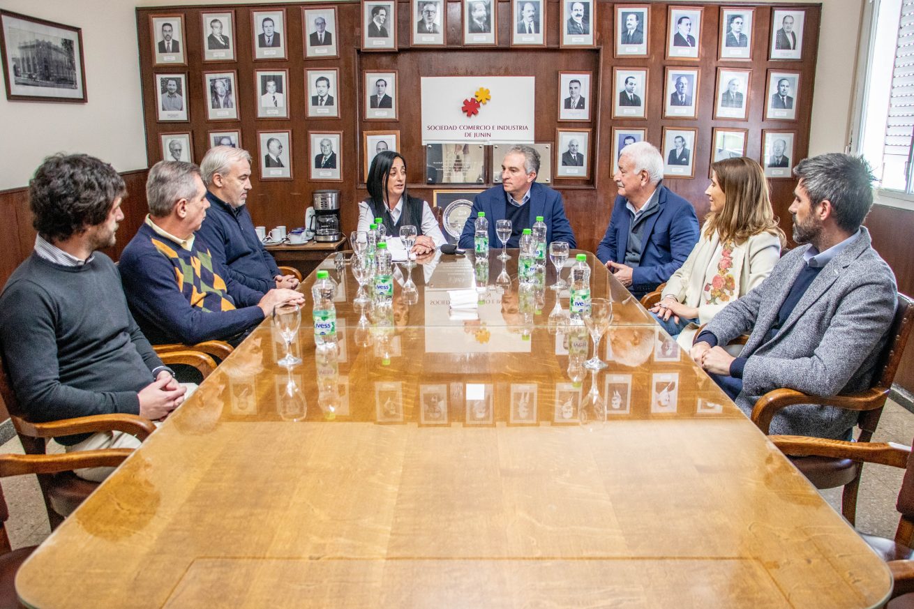 funcionarios municipales en asamblea del nucleamiento empresarial 1 scaled