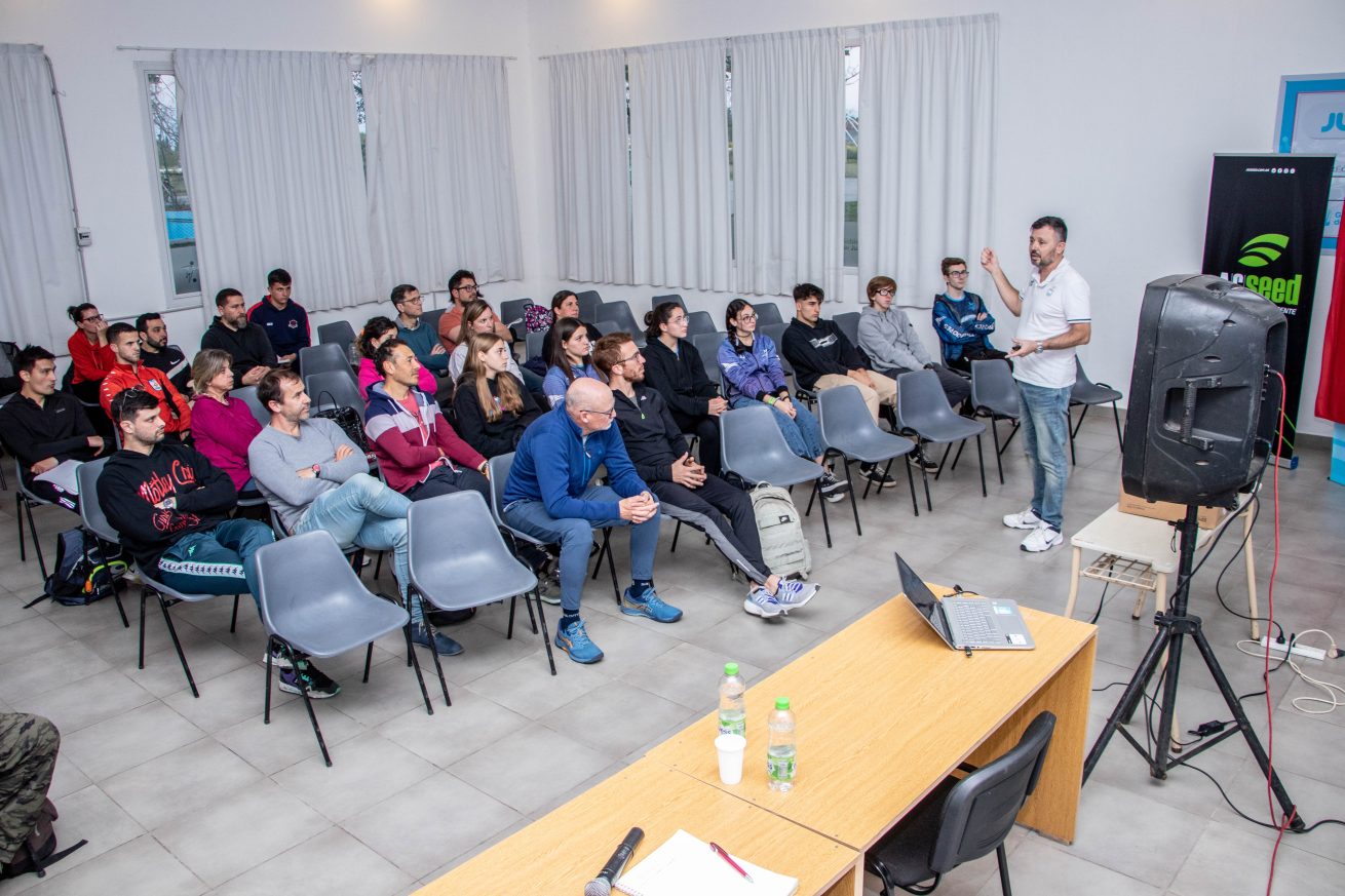 Gustavo Roldán brindó una clase magistral de natación en el complejo “San Martín” 2 deportes clinica de natacion 1 1 scaled
