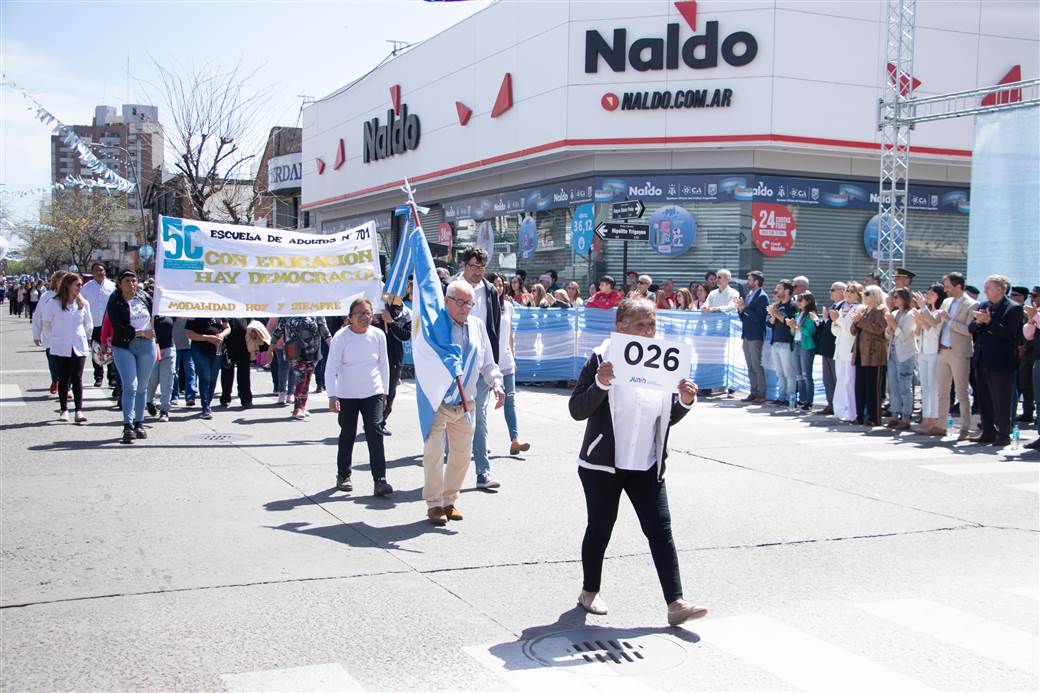 desfile por los 40 anos de democracia 16