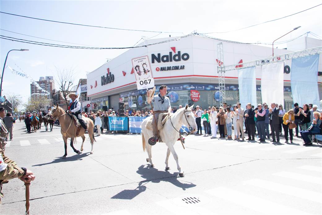 desfile por los 40 anos de democracia 23