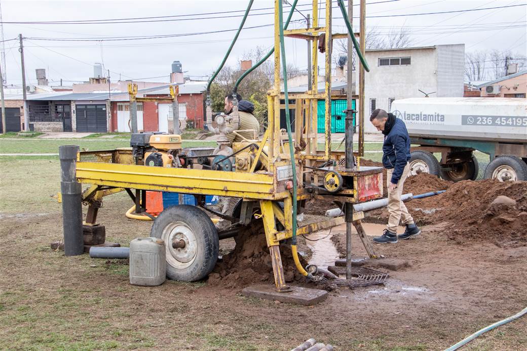 archivo pozo de agua en barrio municipal