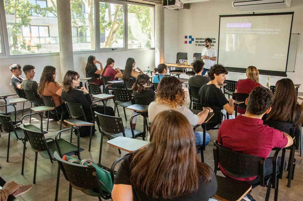 charla economia del conocimiento a alumnos 1