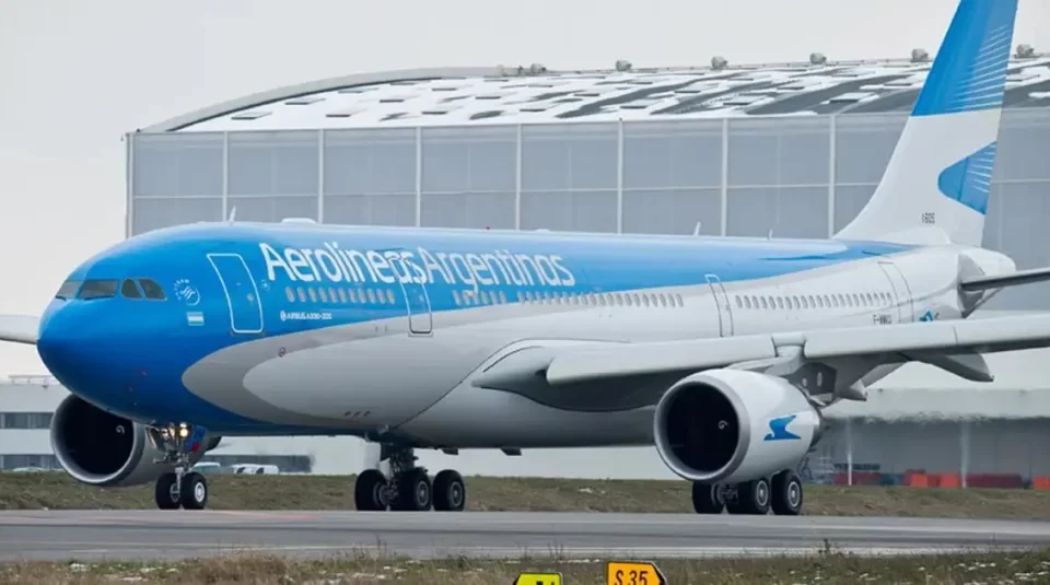 DNU de Milei: autoriza la cesión de acciones de Aerolíneas Argentinas y Austral a los empleados 1 aerolineas