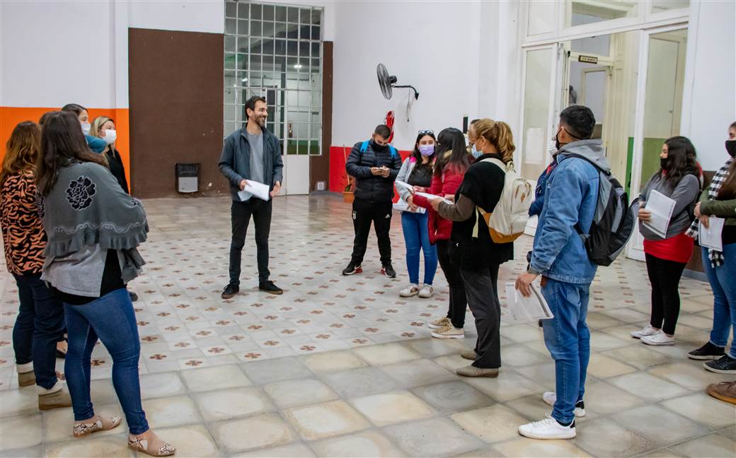 archivo primeras entrega de escuelas a mano 1