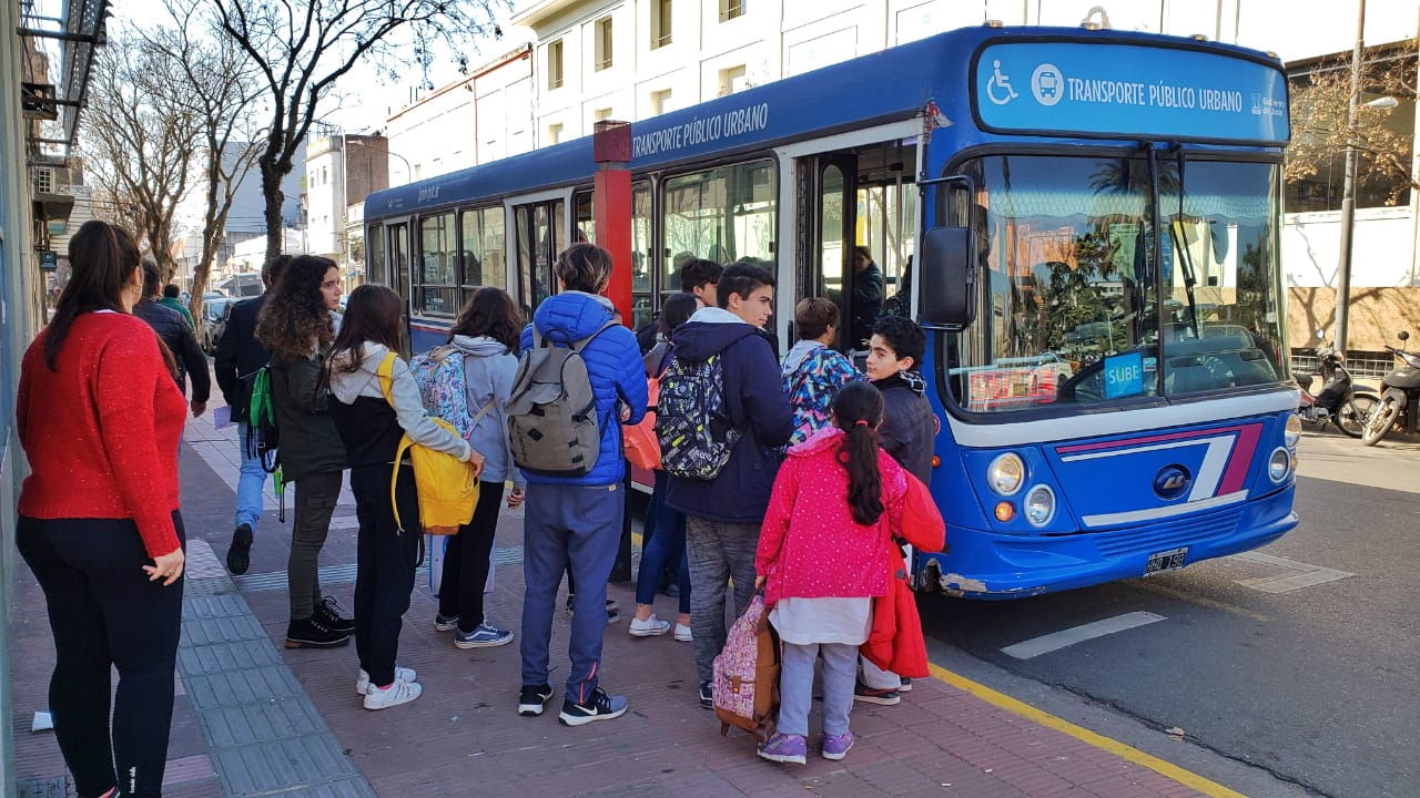 colectivos alumnos subiendo