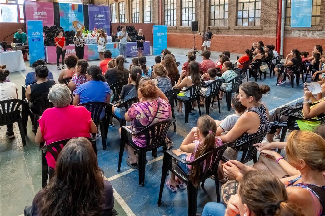 educacion entrega de mochilas a familias 1