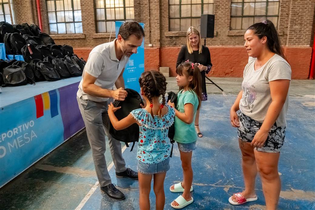 educacion entrega de mochilas a familias 2