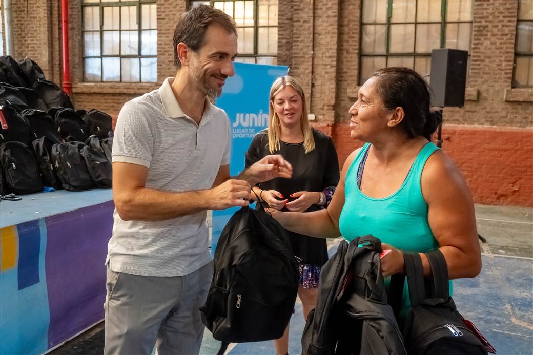 educacion entrega de mochilas a familias 3