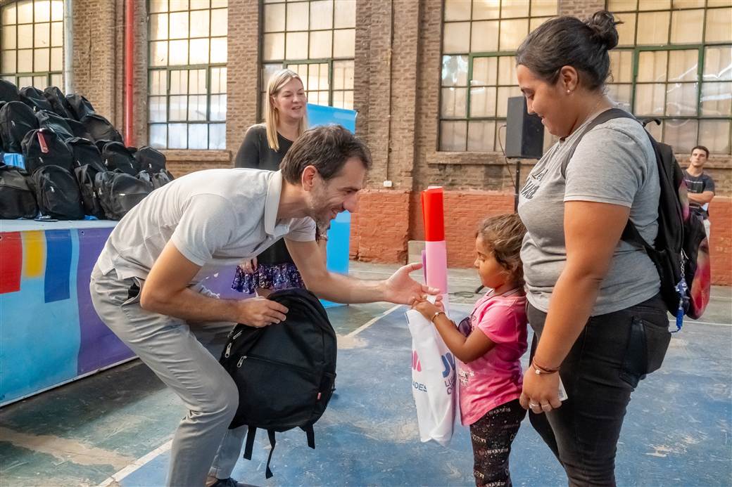 educacion entrega de mochilas a familias 4 1