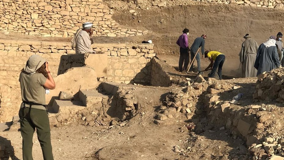 investigadores tumbas egipcias