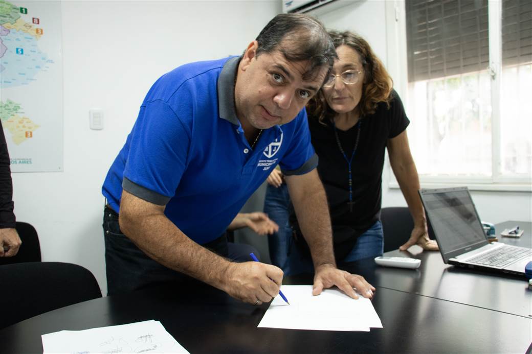 firma acuerdo con gremios municipales 3