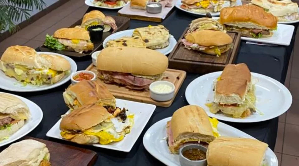 Un concurso gastronómico argentino busca jurados populares que puedan comerse 30 lomitos 1 sandwichs de lomo