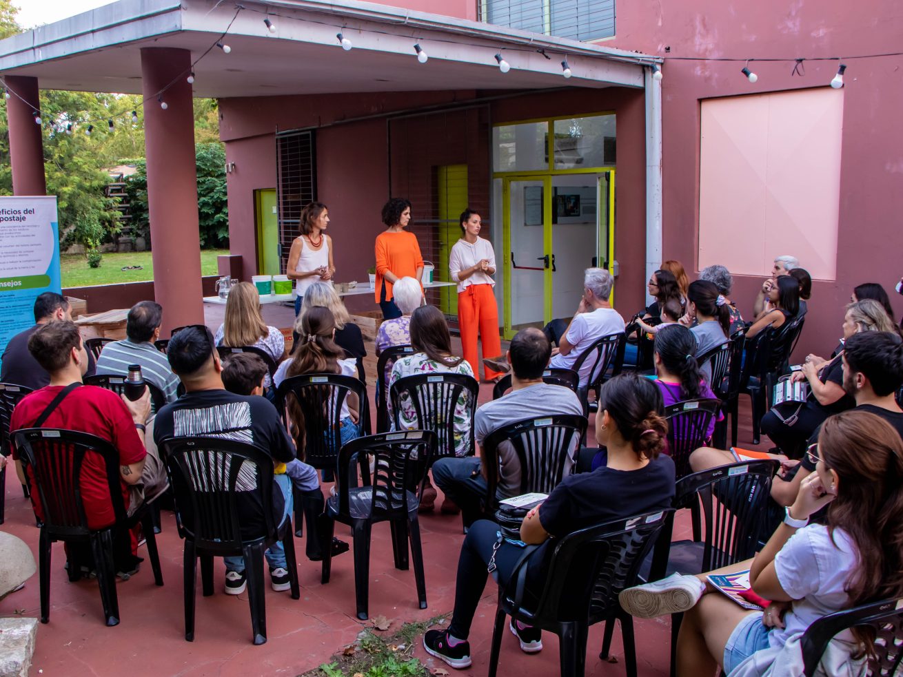 Muy buena convocatoria de vecinos en el taller de compostaje en el MACA 3 taller de compostaje en el maca 2 scaled