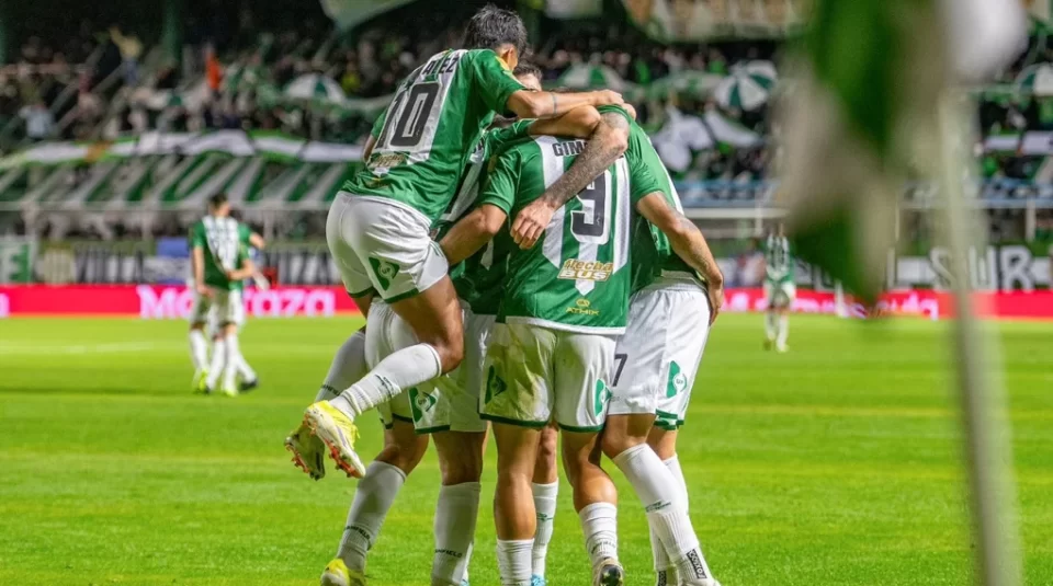 En un partido que tuvo tres penales, Banfield consiguió su primer triunfo ante Newell's 1 banfield