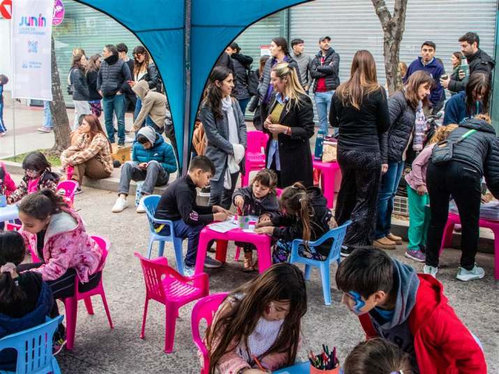 Una multitud disfrutó de la celebración popular por el 25 de mayo en el centro de Junín 2 25 de mayo celebracion roque saenz pena 1