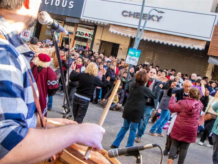 Una multitud disfrutó de la celebración popular por el 25 de mayo en el centro de Junín 11 25 de mayo celebracion roque saenz pena 10 1