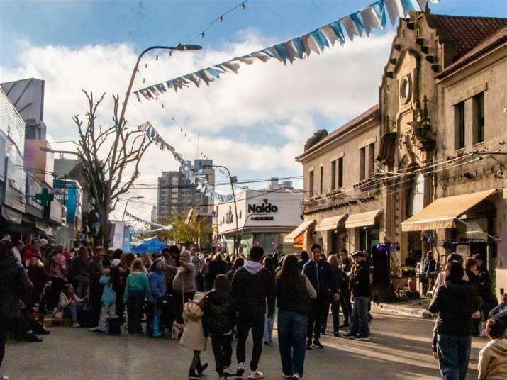 Una multitud disfrutó de la celebración popular por el 25 de mayo en el centro de Junín 31 25 de mayo celebracion roque saenz pena 11