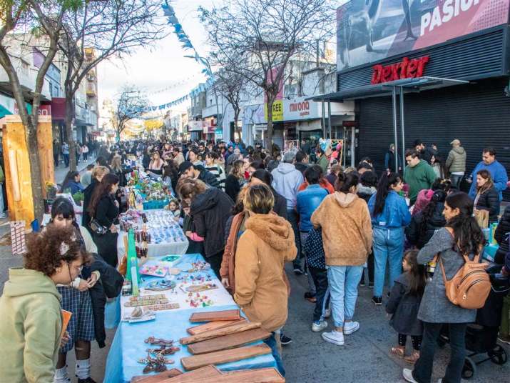 Una multitud disfrutó de la celebración popular por el 25 de mayo en el centro de Junín 5 25 de mayo celebracion roque saenz pena 3