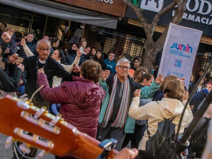 Una multitud disfrutó de la celebración popular por el 25 de mayo en el centro de Junín 4 25 de mayo celebracion roque saenz pena 4