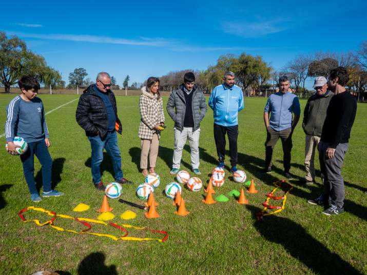 deportes entrega de materiales al club agustina 1