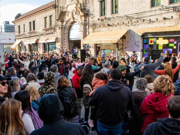 Una multitud disfrutó de la celebración popular por el 25 de mayo en el centro de Junín 9 tapa saenz pena 1