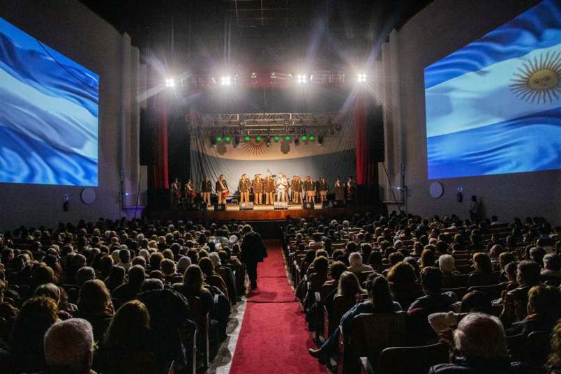 A sala colmada, miles de vecinos celebraron la Patria con una gran gala en el Teatro San Carlos 4 velada de gala 25 de mayo 2025 6